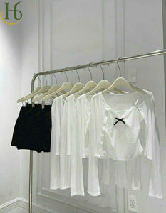 Ensemble décontracté deux pièces Vietnamien : Haut crème à col volanté et bordure noire, et mini-jupe ou mini-short à manches longues sans col - Product Image 2