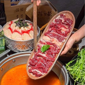 Plato de carne al estilo sopa agria Kaili de Miao Cuihua, Plato de filete de ternera, Plato de imitación de madera de nogal, Pasta de camarones creativa - Product Image 1