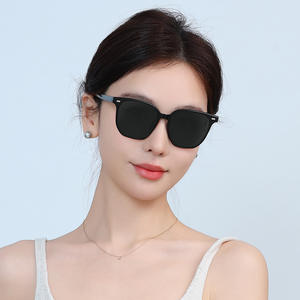 Gafas de Sol de Mujer, Estilo Moderno, Montura Negra de PC, Protección UV400 Tipo 3, Gafas de Moda de Alta Gama - Product Image 1