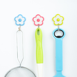 Quatre ensembles de crochets adhésifs résistants, sans perçage, en plastique, imperméables, avec un design floral coloré et créatif, pour la décoration de la chambre à coucher et du salon - Product Image 2
