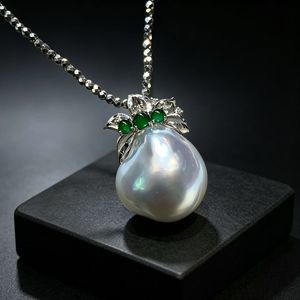 Pendentif en or 18 carats avec perle baroque blanche des mers du Sud, design avec accents de jade et de diamants, bijoux fins de luxe pour femmes, cadeau, vente en gros - Product Image 2