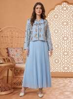Nouvel ensemble deux pièces élégant de style islamique musulman du Moyen-Orient, Dubaï, avec fleurs brodées et perles, comprenant un manteau et une longue robe plissée