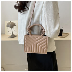 热卖最新女包 “<span class=keywords><strong>v</strong></span>” 形压痕纯色斜挎包设计师打结手柄女式肩包 - Product Image 4