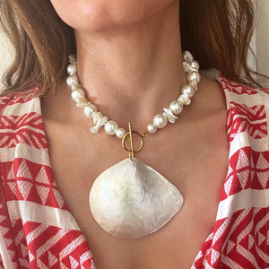 Collier pendentif grand format en perle de coquillage de luxe à la mode, acier inoxydable, or 18 carats, vintage, exagéré, épais, pour femmes - Product Image 5