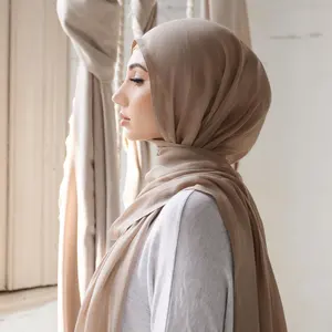 通気性のある薄い軽量イスラム教徒の女性のヘッドラップショール高品質の無地ワイドエッジソフトモデルコットンヒジャーブスカーフ