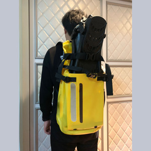 Sac à dos étanche de type baril pour le camping, le rafting, la natation, avec séparation sèche/humide et camouflage extérieur - Product Image 1