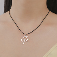 Colliers en acier inoxydable, collier avec pendentif cheval mignon, chaîne d'animaux creuse pour femme, homme, unisexe, bijoux de mode, cadeau d'anniversaire