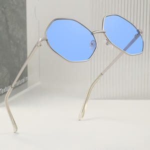 Lunettes de soleil polygonales à monture métallique tendance, verres PC UV400, couleurs bonbon unisexes pour la protection solaire et les tenues de voyage - Product Image 2