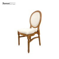Chaise de salle à manger empilable en résine Louis avec dossier médaillon rembourré et coussin en tissu pour location événementielle (mariages, fêtes)