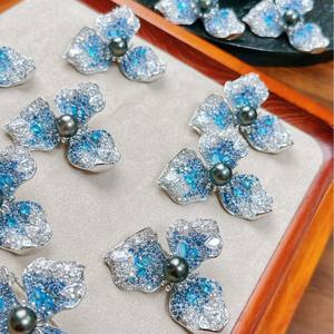 Broche Trèfle Bleu Klein avec Perle de Tahiti, Accessoire de Luxe Haut de Gamme pour Poitrine, Vente en Gros et au Détail, Motif Numérique - Product Image 2