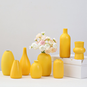 Jarrón de Cerámica de Lujo con Acabado Premium en Amarillo Claro para Decoración del Hogar, Exhibición de Flores Secas y Consola de TV para B&B - Product Image 1