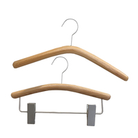 Cintres en bois pour enfants à prix de gros avec crochet métallique et pince antidérapante – Fabricant chinois de cintres en bois de luxe pour hôtels