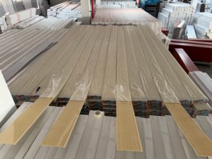Panel <span class=keywords><strong>de</strong></span> Techo y Pared <span class=keywords><strong>de</strong></span> <span class=keywords><strong>PVC</strong></span> <span class=keywords><strong>de</strong></span> Estilo Popular a <span class=keywords><strong>Precio</strong></span> Económico, Revestimiento <span class=keywords><strong>de</strong></span> <span class=keywords><strong>PVC</strong></span> Compuesto Plástico Laminado, 25*8/7/6mm - Product Image 4