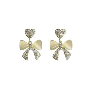 Orecchini pendenti con fiocco in opale trasparente con fiocco trafitto a forma di papillon con strass a cuore