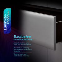 Integrierter Wohn- und Essbereich |   Weiße Holz-LED-Regale |   Gerilltes Glas-Display |   Dunkel geädertes Holzparkett |   Modulares Sofa |
