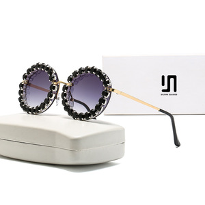 Lunettes de soleil pour femmes Z840 avec strass, monture en métal, verres rouges, protection UV400, design tendance pour une utilisation en extérieur - Product Image 4