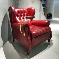 Fauteuil d'appoint Wingback en cuir huilé rouge bordeaux, dossier capitonné, plateau latéral doré, accoudoirs roulés, roulettes, style classique pour salon