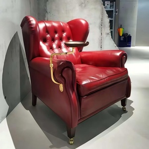 Sillón Wingback con Respaldo Acolchado en Cuero Rojo Oxblood con Acabado en Aceite y Cera, Bandeja Lateral Dorada, Brazos Enrollados y Ruedas, Estilo Clásico para Sala de Estar - Product Image 1