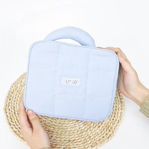 Sac de maquillage portable en polyester personnalisé, sac de maquillage de voyage avec poignée et fermeture éclair - Product Image 1