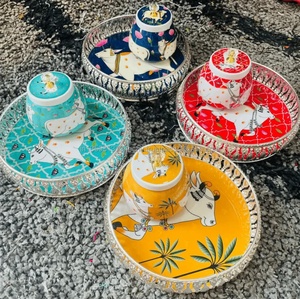 Plateau de service décoratif en métal artisanal, rond, motif vache Art Déco, pour présentation alimentaire, idéal pour les fêtes à domicile - Product Image 3