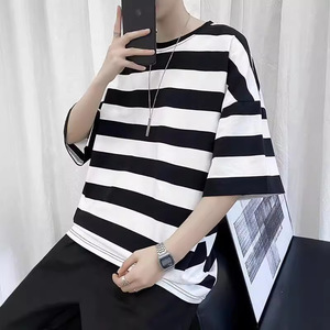 T-shirt rayé noir et blanc de style hongkongais, col rond, manches cinq quarts, tendance, décontracté, basique, pour hommes, à porter au quotidien - Product Image 3