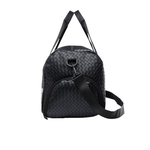 Sac de sport unisexe tendance en cuir PU, grande capacité, imperméable, portable, avec compartiment à chaussures, logo personnalisé - Product Image 3