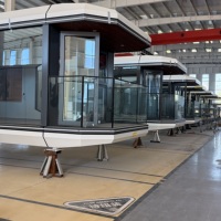 Maison capsule spatiale futuriste, pod modulaire moderne en forme de soucoupe volante, mini-maison intelligente préfabriquée, cabane extérieure pour le glamping et les centres de villégiature