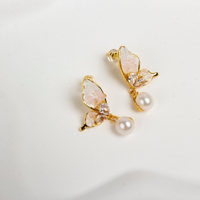Boucles d'oreilles clous délicates en laiton plaqué or 18 carats avec motif papillon cubique, bijoux tendance pour femmes