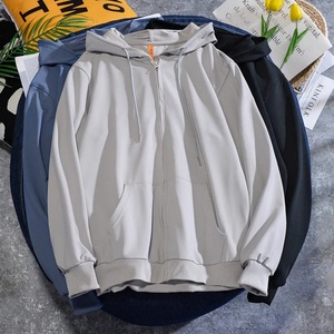 เสื้อฮู้ดผู้ชายสีพื้นแบบขายส่งสั่งทำพิเศษ เนื้อผ้าฟลีซ ระบายอากาศ กันลม มีซิปและกระเป๋า เหมาะสำหรับฤดูใบไม้ร่วงและฤดูร้อน - Product Image 2