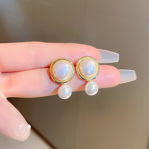 Eleganti Orecchini a Goccia con Perle Finte, Gioielli Minimalisti da Donna, Accessorio Chic per Uso Quotidiano, Regalo Raffinato - Product Image 4
