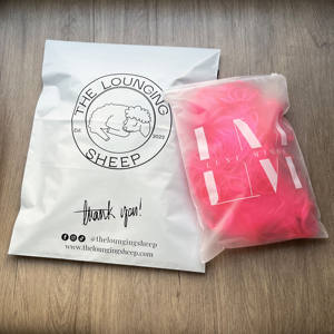 Sobres de Poliéster Blancos Mate Personalizados con Impresión Negra - Bolsas de Envío Impermeables para Ropa y Comercio Electrónico - Product Image 2