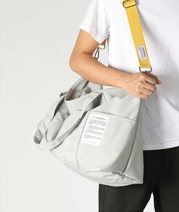 Bolsa de viaje de gran capacidad para hombres y mujeres, bolso de hombro impermeable con correa naranja, equipaje informal para el trayecto diario - Product Image 2