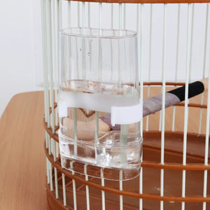 Papağan Dostu Stoklanmış Kuş Yemliği Dayanıklı Plastik Yeniden Kullanılabilir Kafes Aksesuarları Her Mevsim İçin Temiz ve Kolay Kurulum - Product Image 2