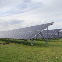Système de montage au sol solaire en acier pré-assemblé à revêtement Zn-Al-Mg à installation rapide pour projet de production d'énergie solaire de 2 MW – Support de panneaux photovoltaïques