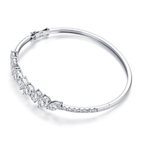 Bracelet ouvert en or blanc 18 carats avec diamants de laboratoire taille mixte motif feuille de vigne