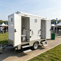 Remorque de toilettes mobiles à deux postes avec finition miroir et bandes lumineuses bleues pour parcs de glamping haut de gamme
