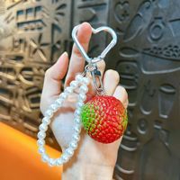 Vente en gros : Breloque de sac banane Kawaii tendance, porte-clés avec nœud et chaîne de perles et fermoir cœur, cadeau adorable pour filles