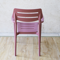 Chaise en plastique couleur pastel, fauteuil de jardin et de terrasse, dossier à lattes, assise à fentes, style méditerranéen, décoration de cour, siège d'extérieur
