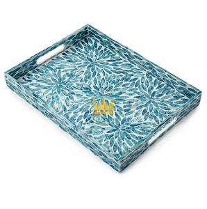 Plateau de service en rotin au design moderne, fait main, avec revêtement en laque et incrustations de nacre, hauteur réglable, en vente - Product Image 2