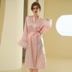 Kimono de satén de verano para mujer con plumas bordado personalizado nombre suave dama de honor y batas de <span class=keywords><strong>novia</strong></span> para fiestas de boda - Product Image 1