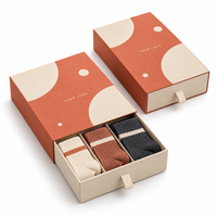 Boîte cadeau rigide orange corail personnalisée avec logo, impression couleur spot et 3 compartiments pour l'emballage des chaussettes