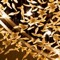 Lustre sur mesure à grandes feuilles dorées, installation artistique moderne en verre pour hall d'hôtel, villa, escalier