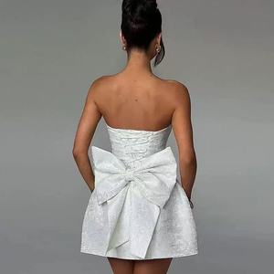 Vestido de Noche Corto sin Tirantes con Jacquard en Relieve, Lazo Grande 3D y Falda de Gala Abullonada de Cintura Alta - Product Image 3