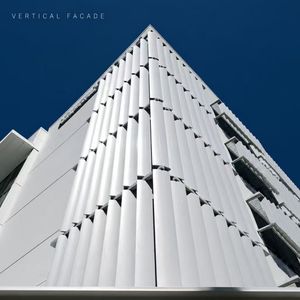 Panneau mural en aluminium à surface plane verticale, façade moderne à bandes pour revêtement extérieur de bâtiments commerciaux - Product Image 1
