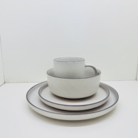 Service de table contemporain en grès |   Assiettes et tasses en céramique blanche émaillée |   Compatible four et lave-vaisselle, résistant à la chaleur