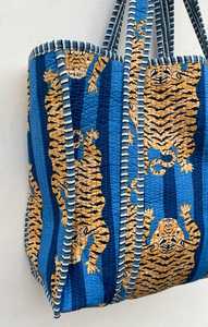 Bolso de Mano Acolchado de Algodón con Estampado de Bloques, Diseño Espacioso y Suave para Uso Diario, Viajes y Compras - Product Image 4