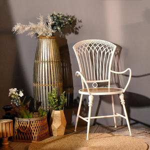 Chaise de salle à manger/café INNOVA en bois industriel blanc, style vintage rustique et écologique, idéale pour les événements de mariage - Product Image 4