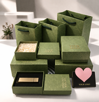 Boîte cadeau personnalisée vintage verte avec feuille d'or pour rouge à lèvres et parfum, couvercle et base, avec sac en papier assorti
