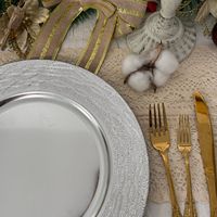 Assiettes de présentation en plastique argentées de 13 pouces, design ligne argentée, vente en gros, 100 pièces, logo personnalisé, pour mariage, buffet, fête