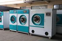 Équipement de nettoyage à sec commercial aux hydrocarbures, nettoyeur à sec écologique à solvant recyclé pour les entreprises de blanchisserie